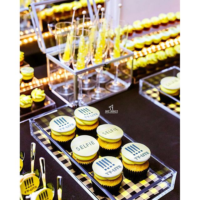 The cutest @tytryone inspired desserts for the @tyliteofficial release party by @impastrystudio  Planned perfectly by @yazatpop