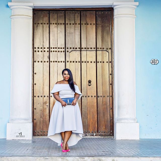 The definition of style + grace!! @makiniregaldesigns Check out more from our amazing time in Havana on my blog today (link in profile) and read all about their love story on @munaluchibride