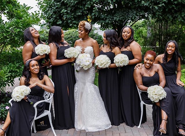 I must say this black and white color palate has me smitten. So sleek and modern! ?? Styled by @vaingloriousbrides Blooms by @makiniregaldesigns Planned by @ellescoutureevents