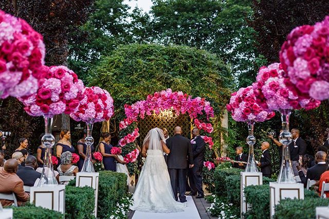 Look at those blooms by @makiniregaldesigns  Planned by @ellescoutureevents