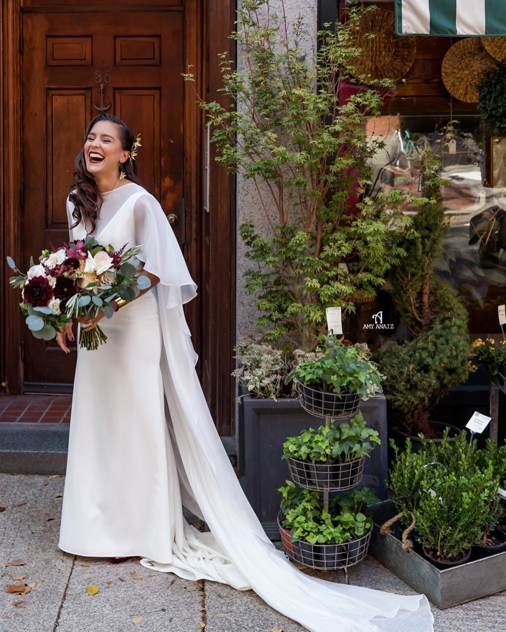 Serving up some Sunday goodness 

@stephp_l in her @sarahseven gown and @hanafloral bouquet ?